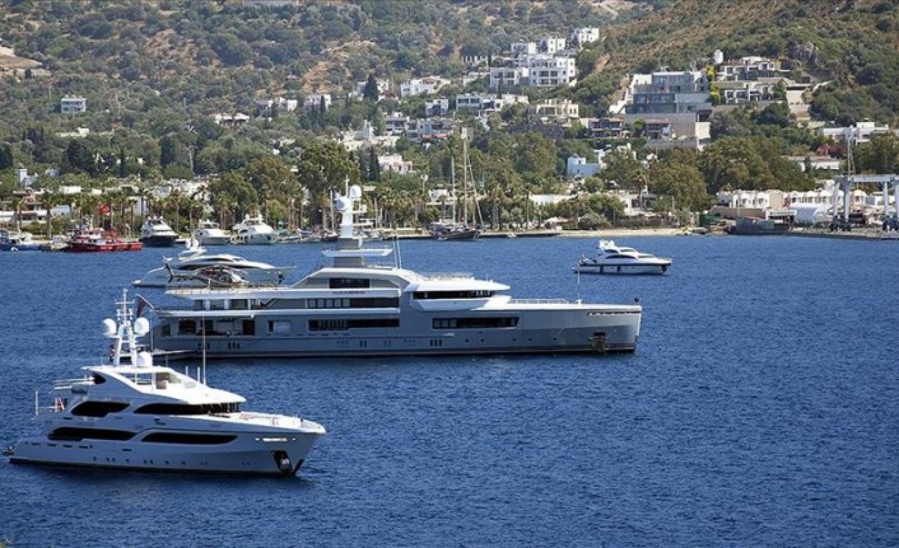 İçlerinde sinema ve spor salonu da var: Mega yatlar Bodrum'a demir attı