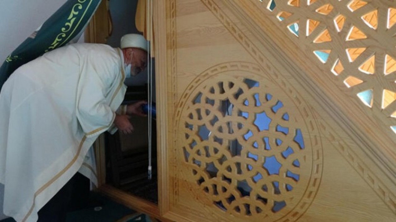 İmam Harun Özdemir,  minberin altına bakınca gözlerine inanamadı!