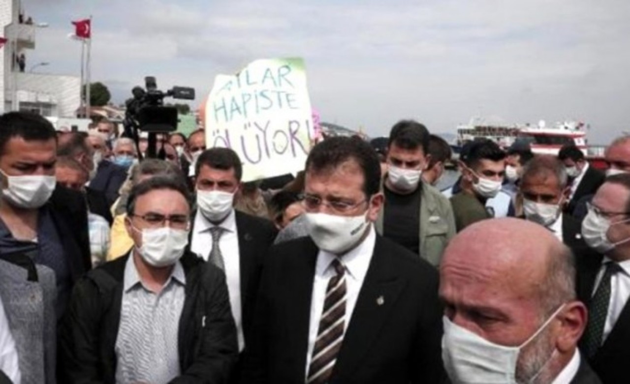 İmamoğlu,  yüzde 71 oy aldığı ilçede 'Katil başkan' sloganları ile protesto edildi!