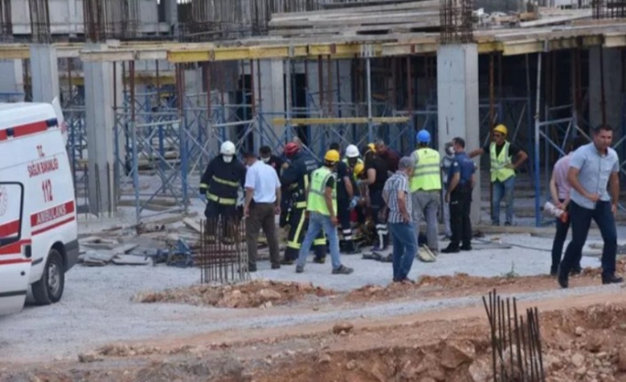İnşaattan düşen kalıp ustası Hüseyin Kalaycı'ya demir ok gibi saplandı