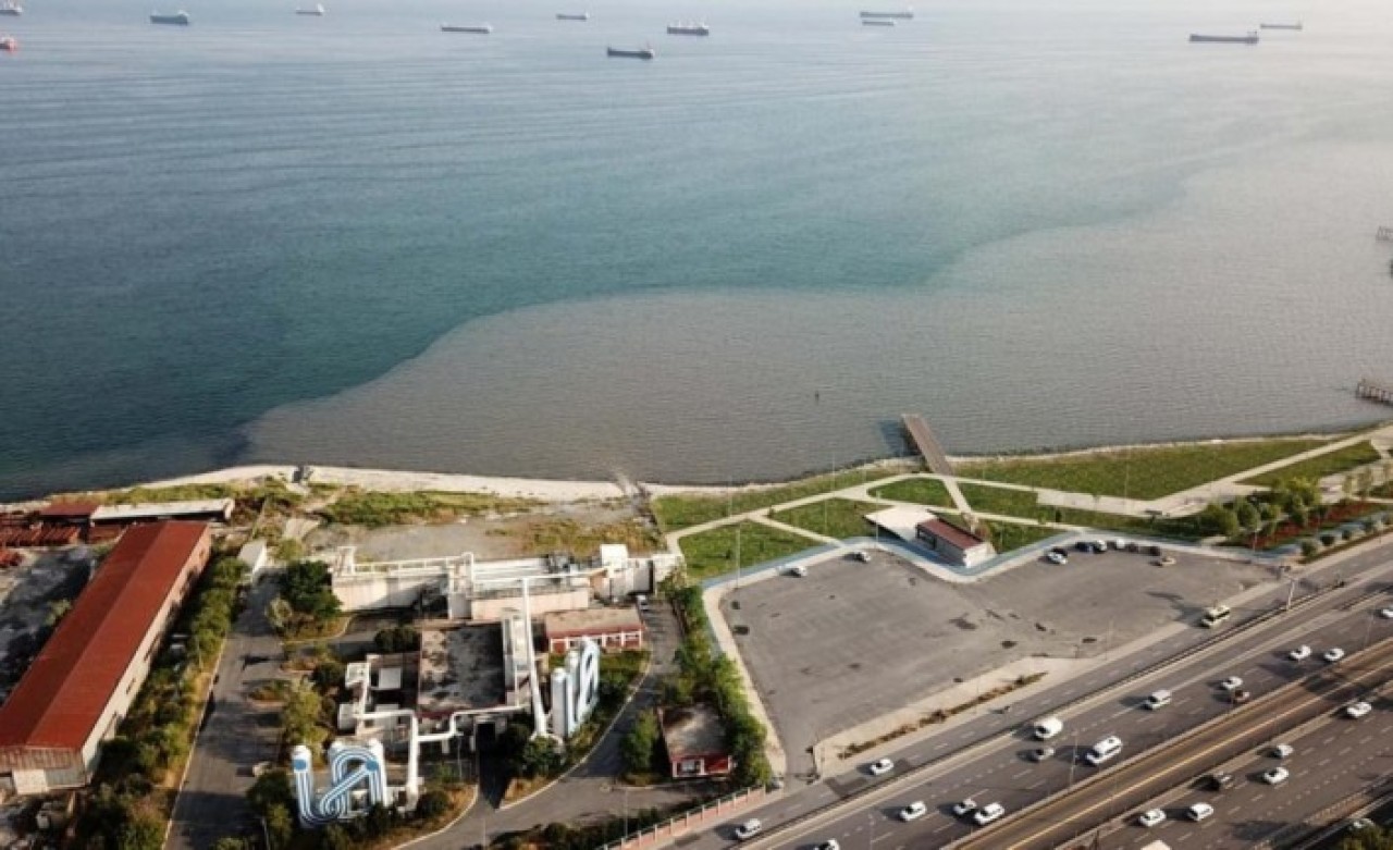 İSKİ'nin arıtma tesisinden bırakılan suyla denizin rengi böyle değişti