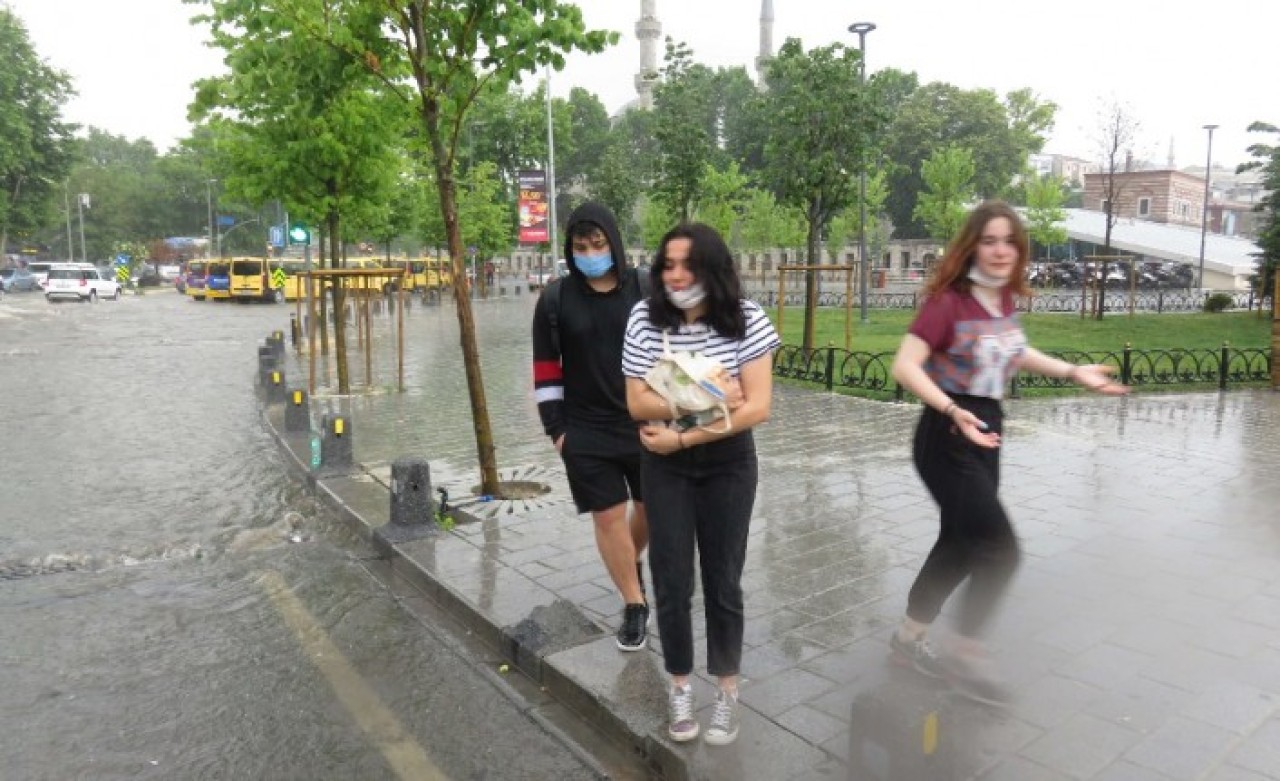 İstanbul'u yağmur ve dolu felç etti!