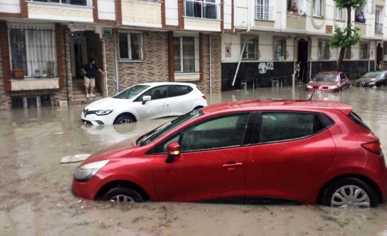 İstanbul Valiliği'nden Esenyurt'taki sel açıklaması: Çocuklar kurtarıldı