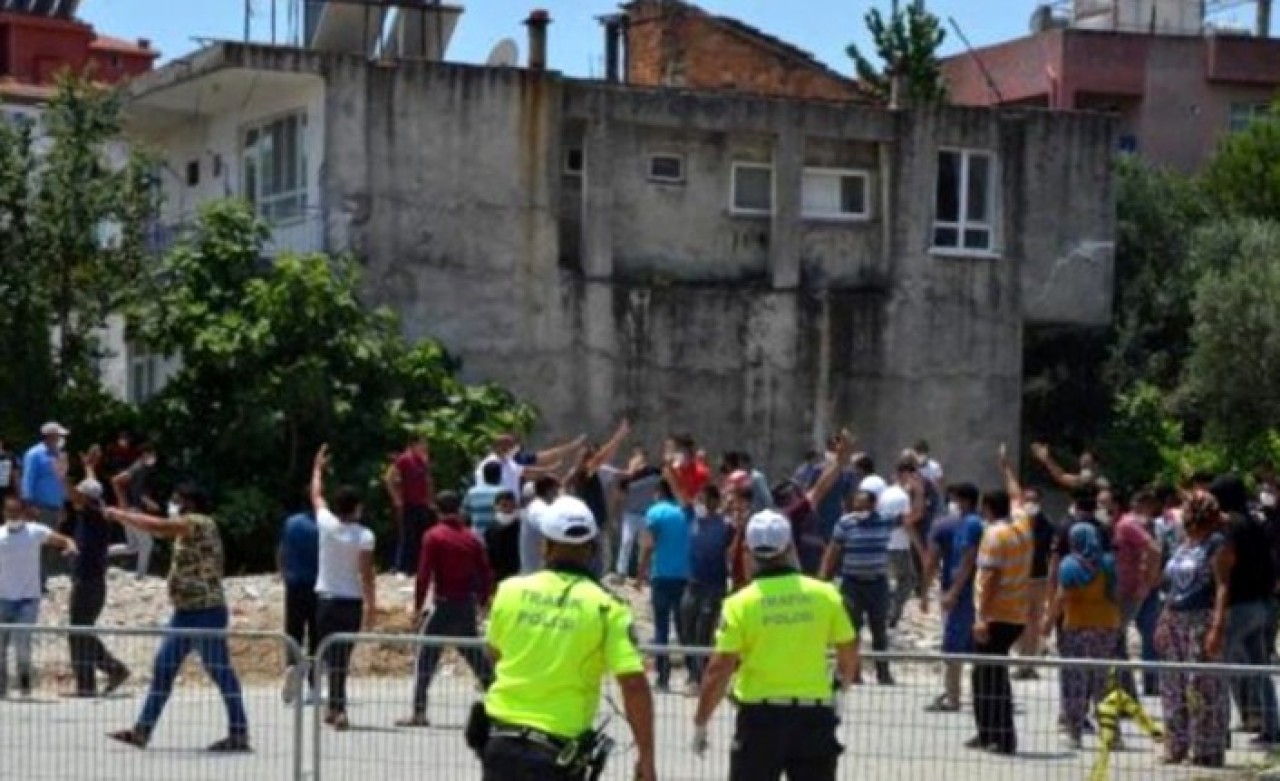 Karantina süresi uzatılan mahalleli polisi taşladı!