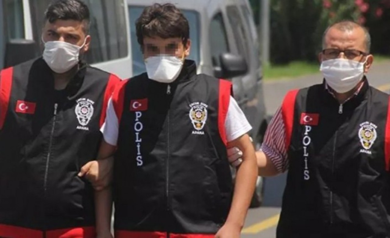 Kendisini taciz eden üvey babasını pompalı tüfekle öldürdü