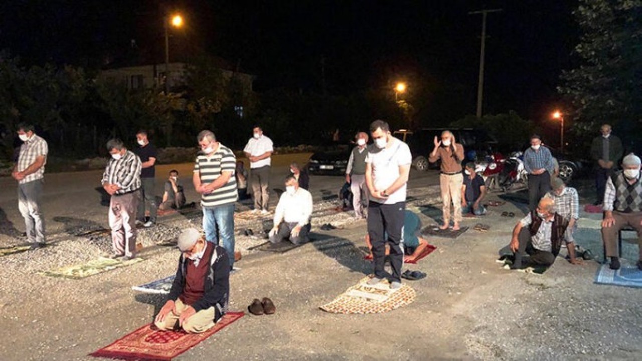 Kıraathane önündeki namaz imamın sonu oldu!