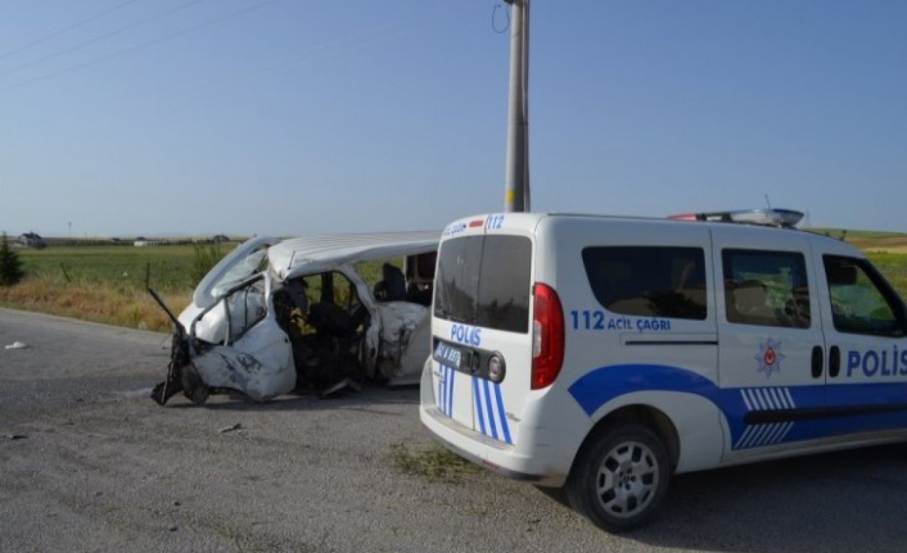Konya'da minibüs elektrik direğine çarptı: Erdal Yiğit öldü