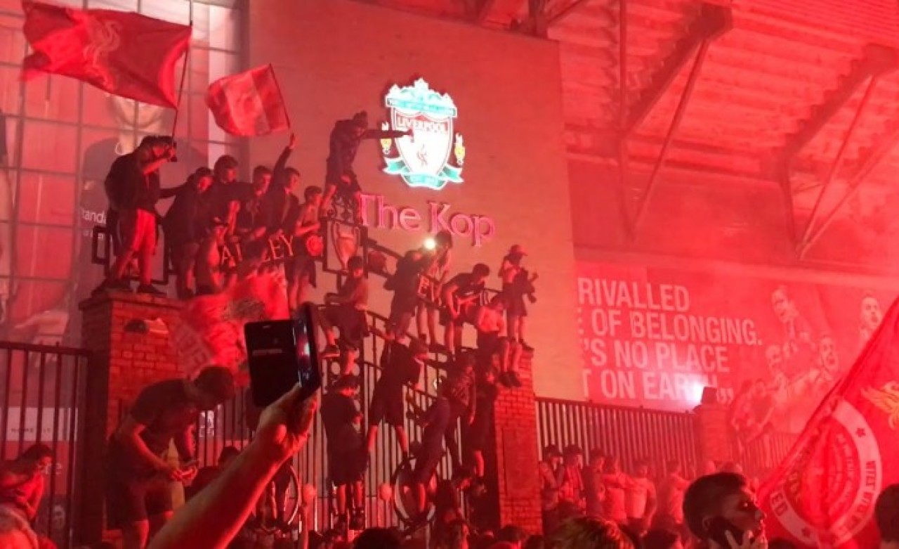 Liverpool şampiyon oldu,  yer yerinden oynadı