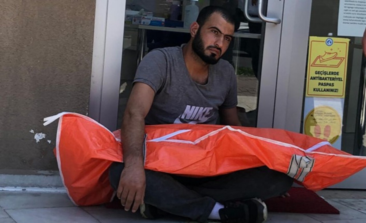 Oğlunun cansız bedeniyle 2 saat oturdu: Kimse ikna edemedi!