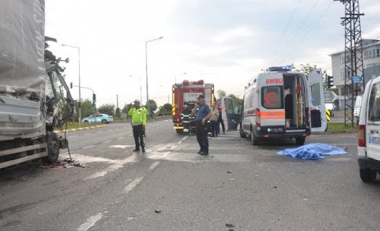 Ordu Ünye'de kamyon ile tır çarpıştı: Adem Tara hayatını kaybetti