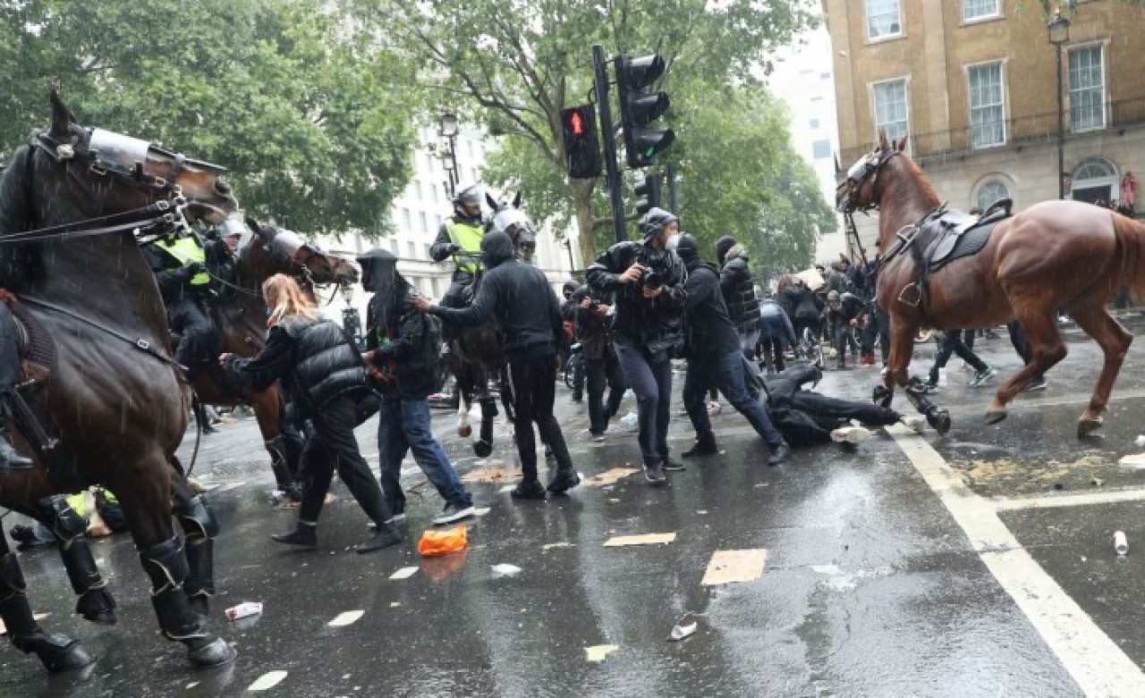 Polis attan düştü,  at göstericilere çarptı!