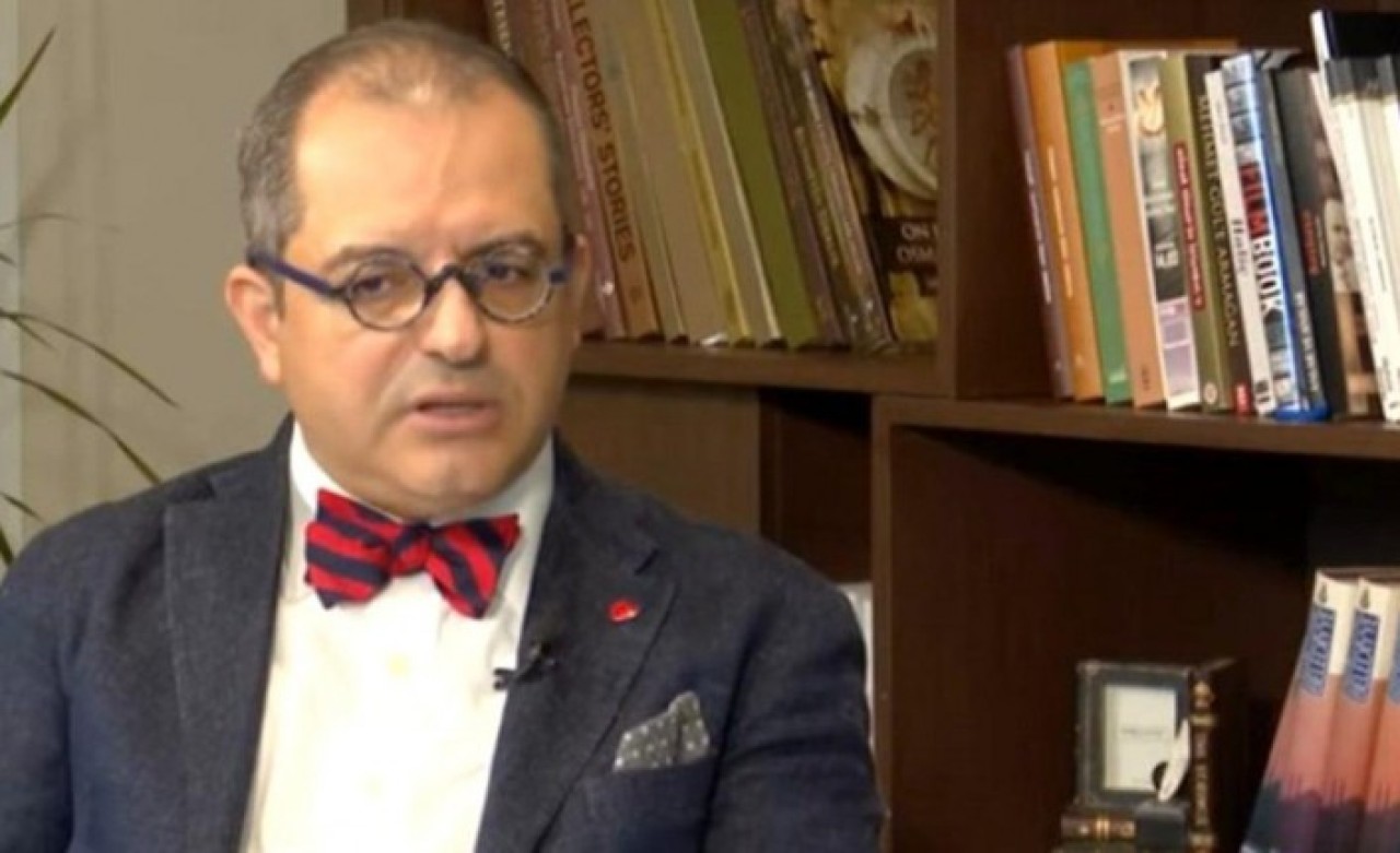 Prof. Dr. Mehmet Çilingiroğlu'nun yaptığı el hareketi canlı yayına damgasını vurdu!