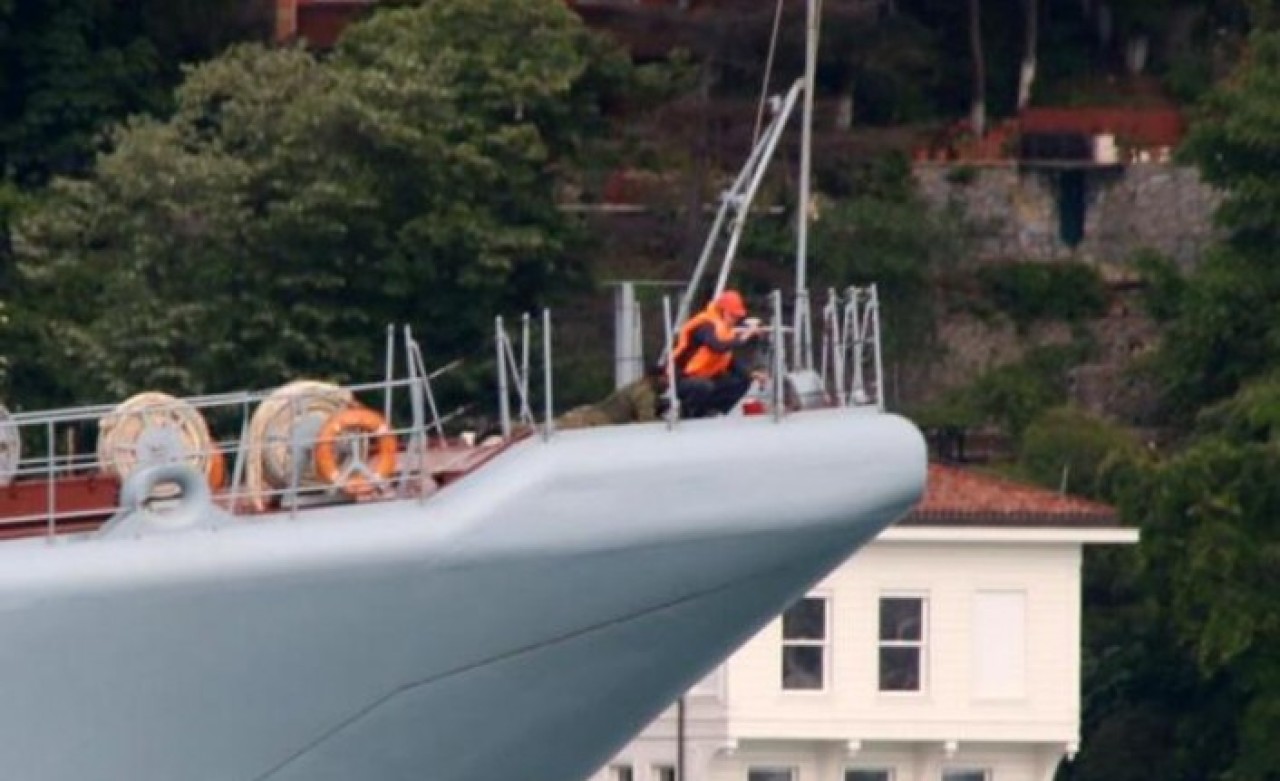 Rus savaş gemisi boğazdan geçerken şaşırtan görüntü!