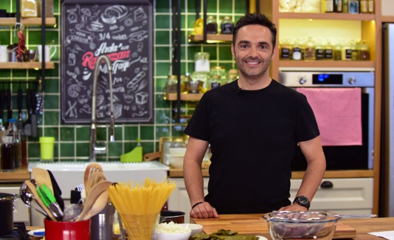 Şef Arda Türkmen,  kendisinden 15 yaş küçük fenomen ile aşk yaşamaya başladı!