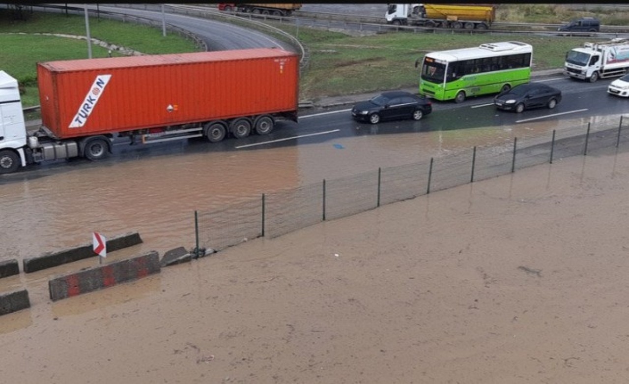 Sel suları vurdu: D-100 kara yolu çift yönlü olarak trafiğe kapandı