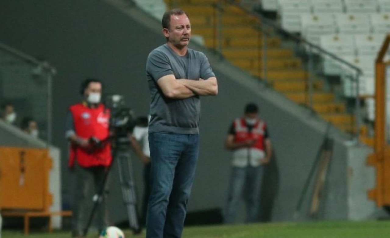 Sergen Yalçın futbolcularına patladı: Hangi kafayla maça çıktılar!