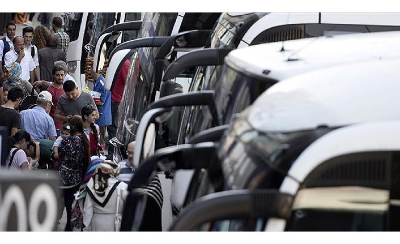 Seyahat kısıtlamasının kalkmasıyla otogar hıncahınç doldu: Otobüsler kargo firmasına döndü!