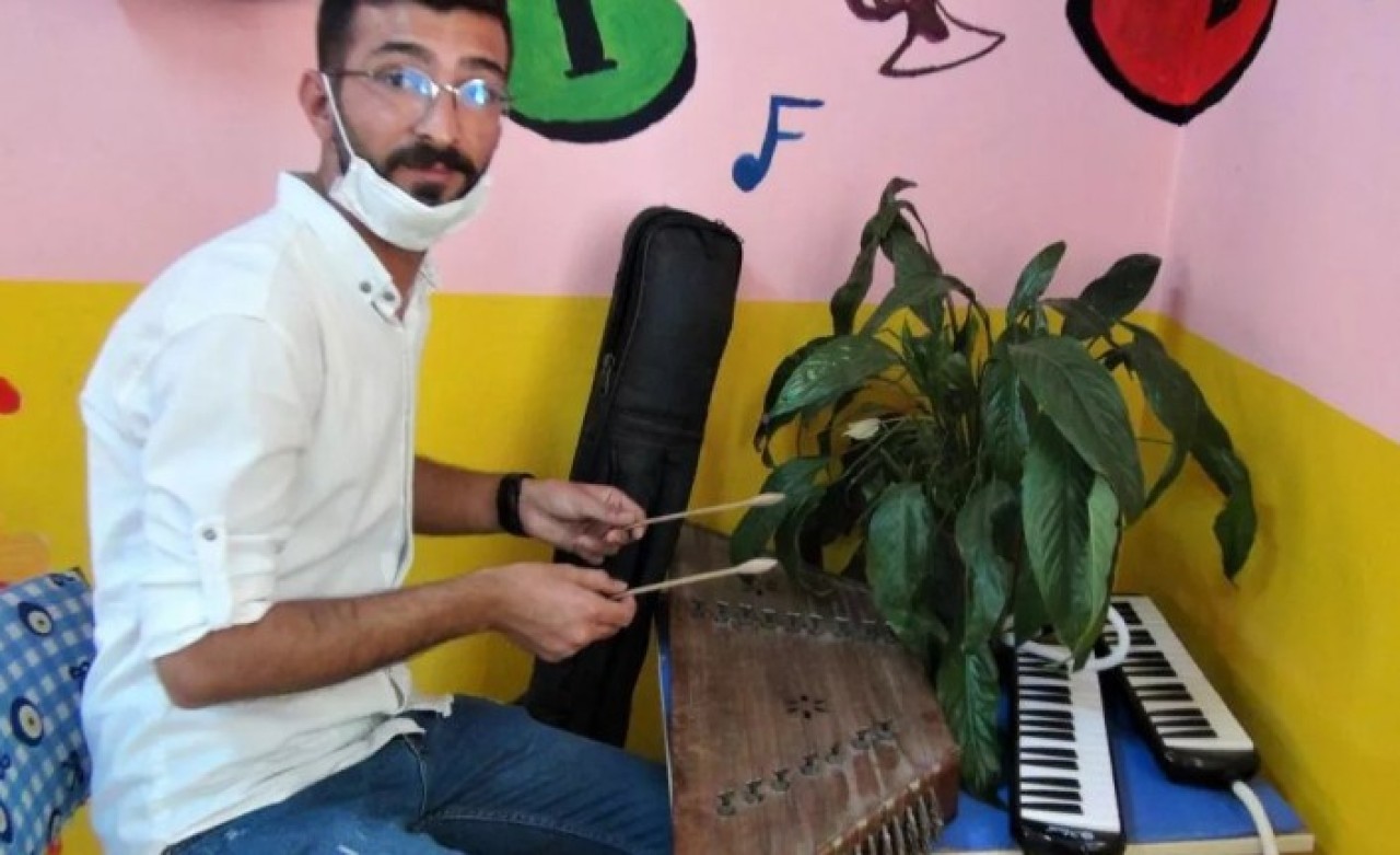 Sinan Alp'ten alkışlanacak hareket: Öğrencilerini 'askıda ödev' uygulaması ile eğitimsiz bırakmadı