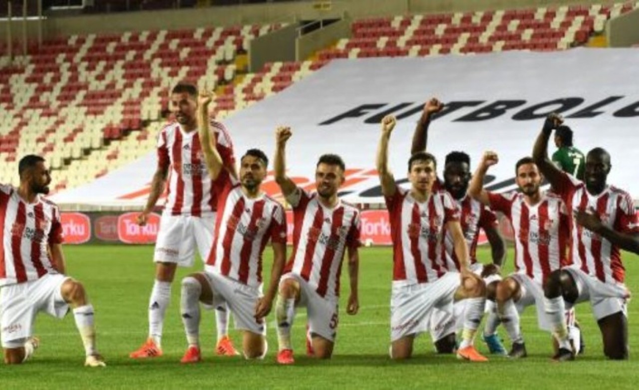Sivasspor Denizlispor maçında 1 kırmızı kart,  1 gol!