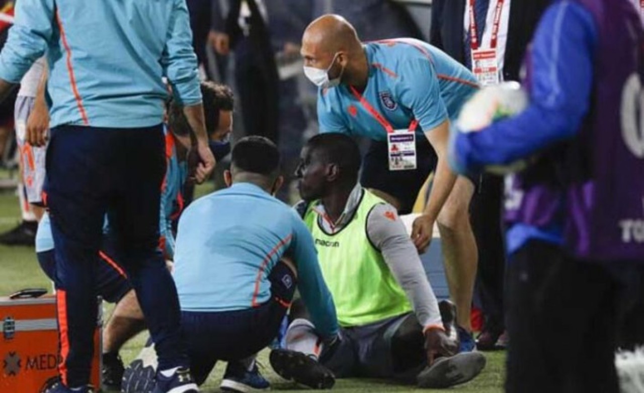 Tarihte ilk bizde oldu: Seyircisiz maçta tribünden su şişesi attılar!