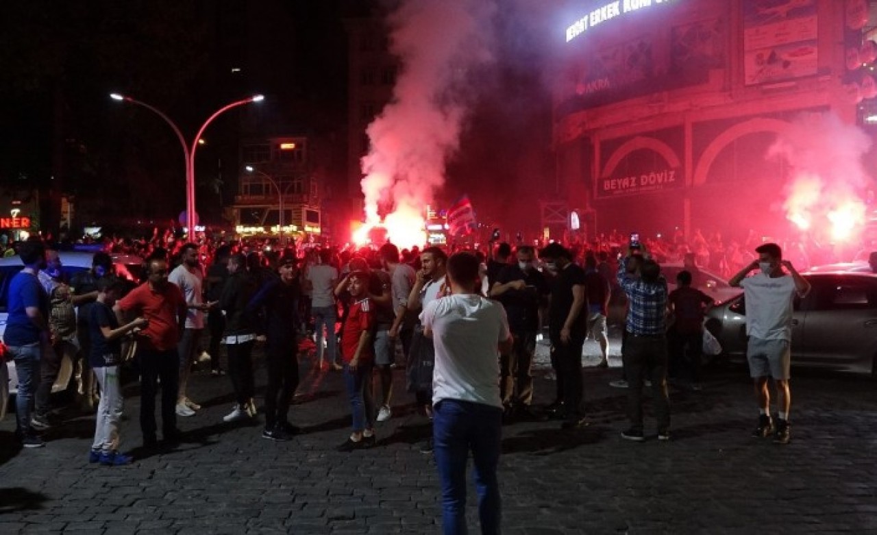 Trabzon'da yer yerinden oynadı: Sosyal mesafe unutuldu