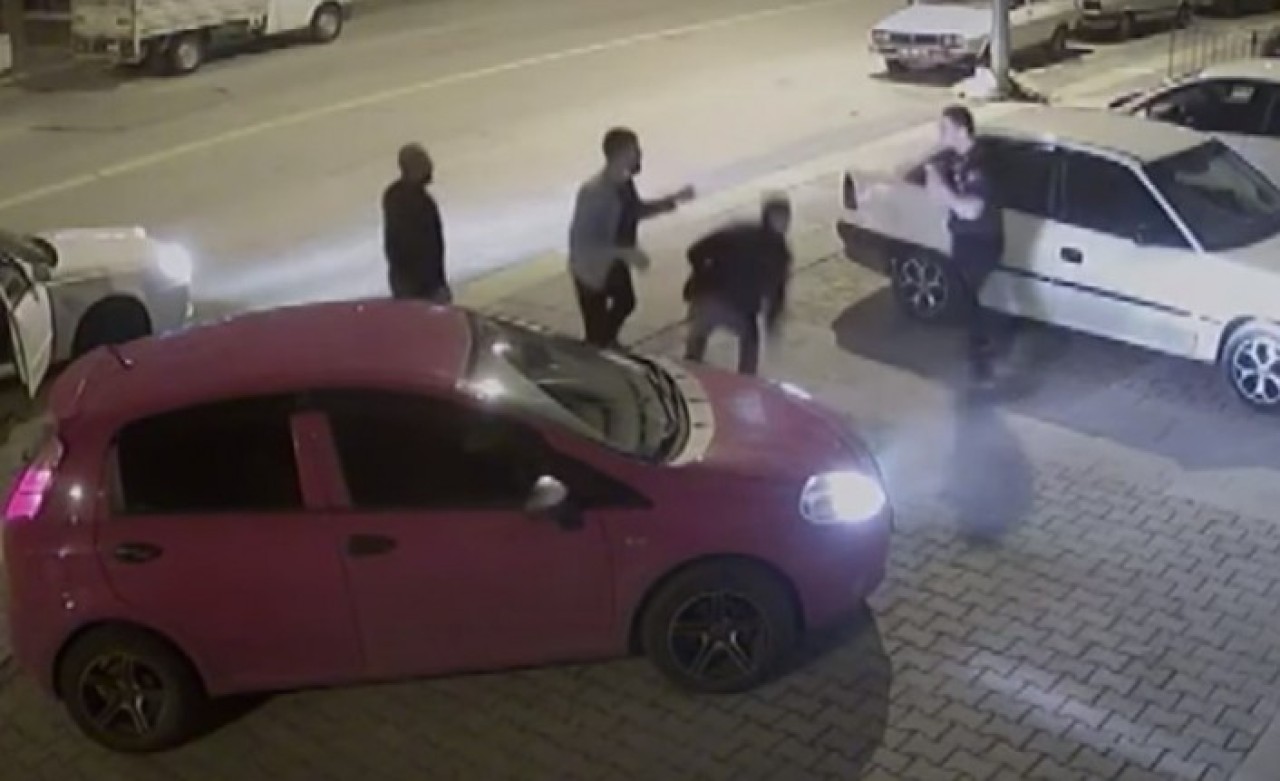 Trafikte eski boksöre çattılar: 3 kişi 30 saniyede nakavt oldu