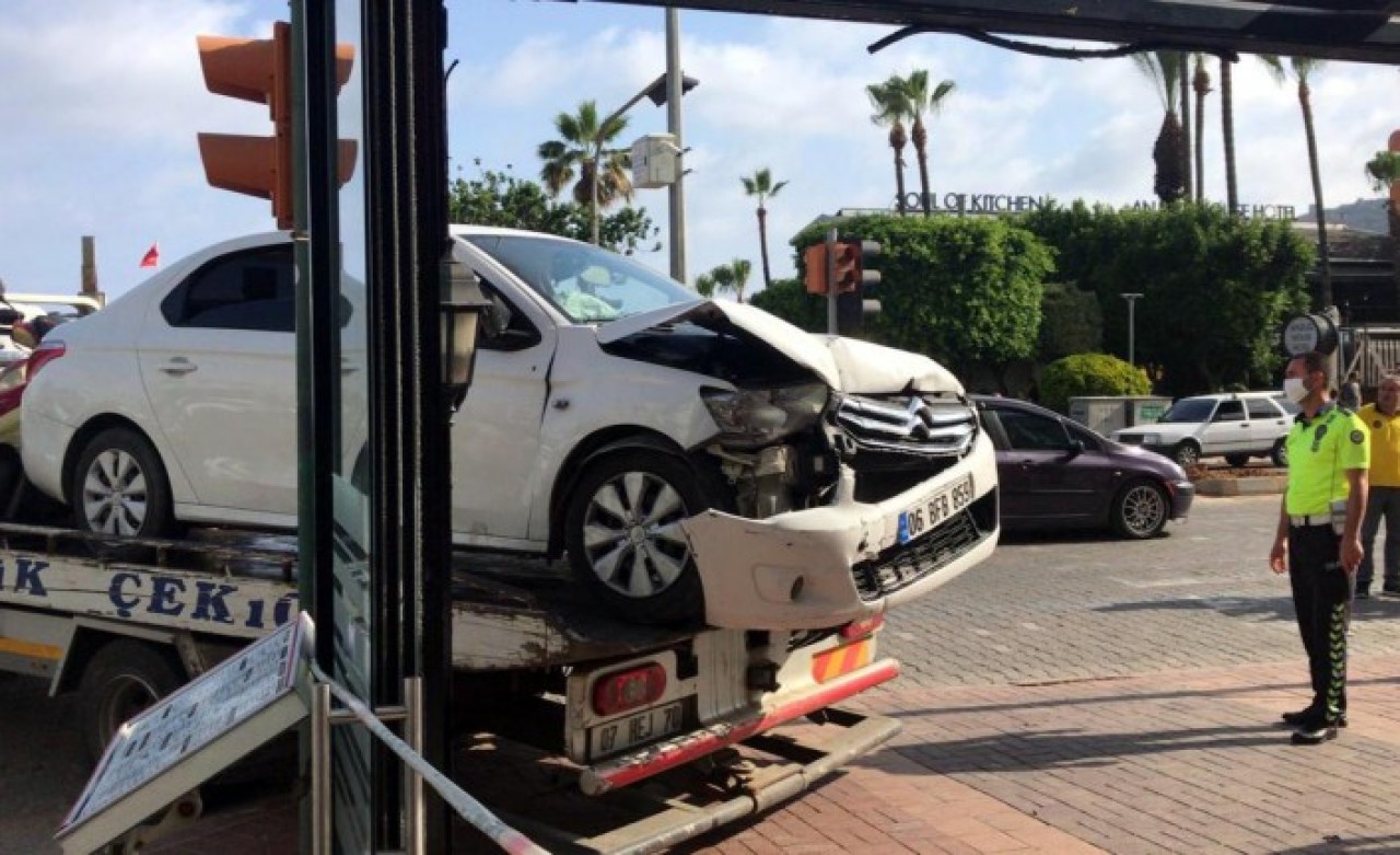 Ünlü şarkıcı ve yeğenine kaldırımda yürürken araba çarptı!