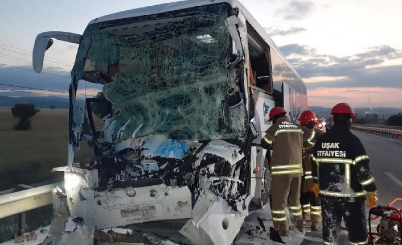 Uşak'ta feci kaza: Hüseyin Tuncer ve Nurettin Erdem öldü,  18 yaralı