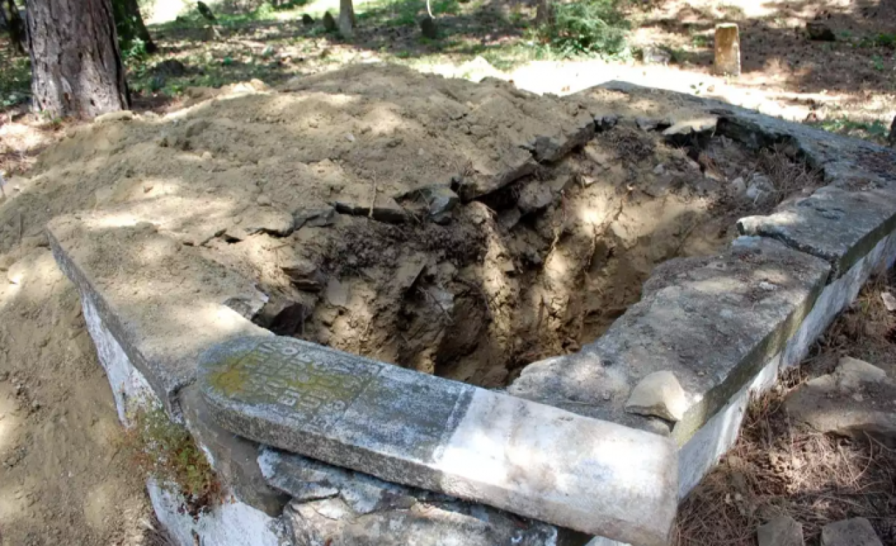 72 yıl önce ölen adamın mezarını altın bulmak için talan ettiler!