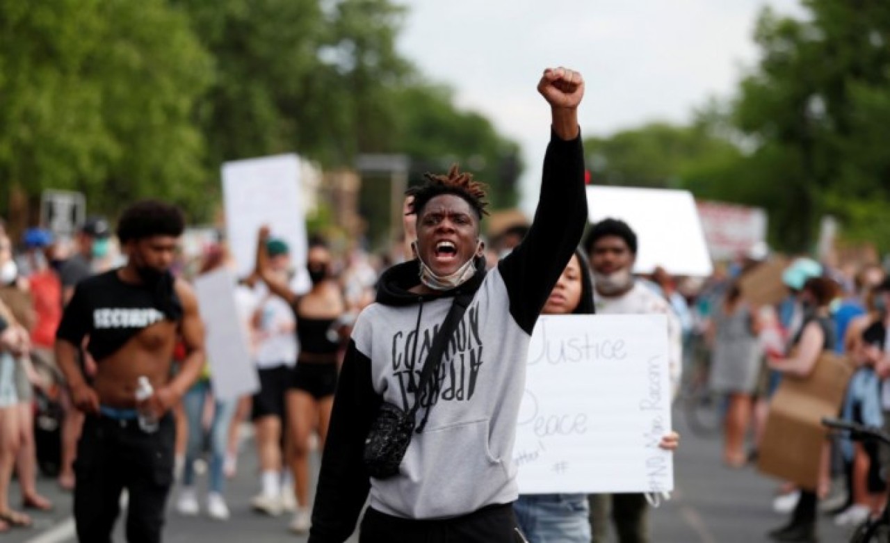 ABD'de yüzlerce siyahi silahlarla sokaklara indi!