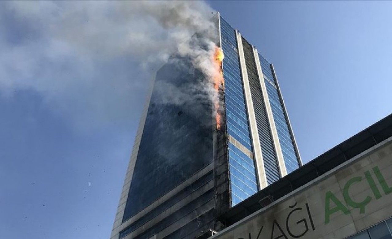 Ankara'da iş merkezi yanıyor: Tehlike var