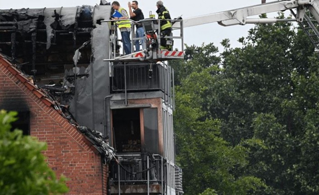 Apartmanın üzerine uçak düştü