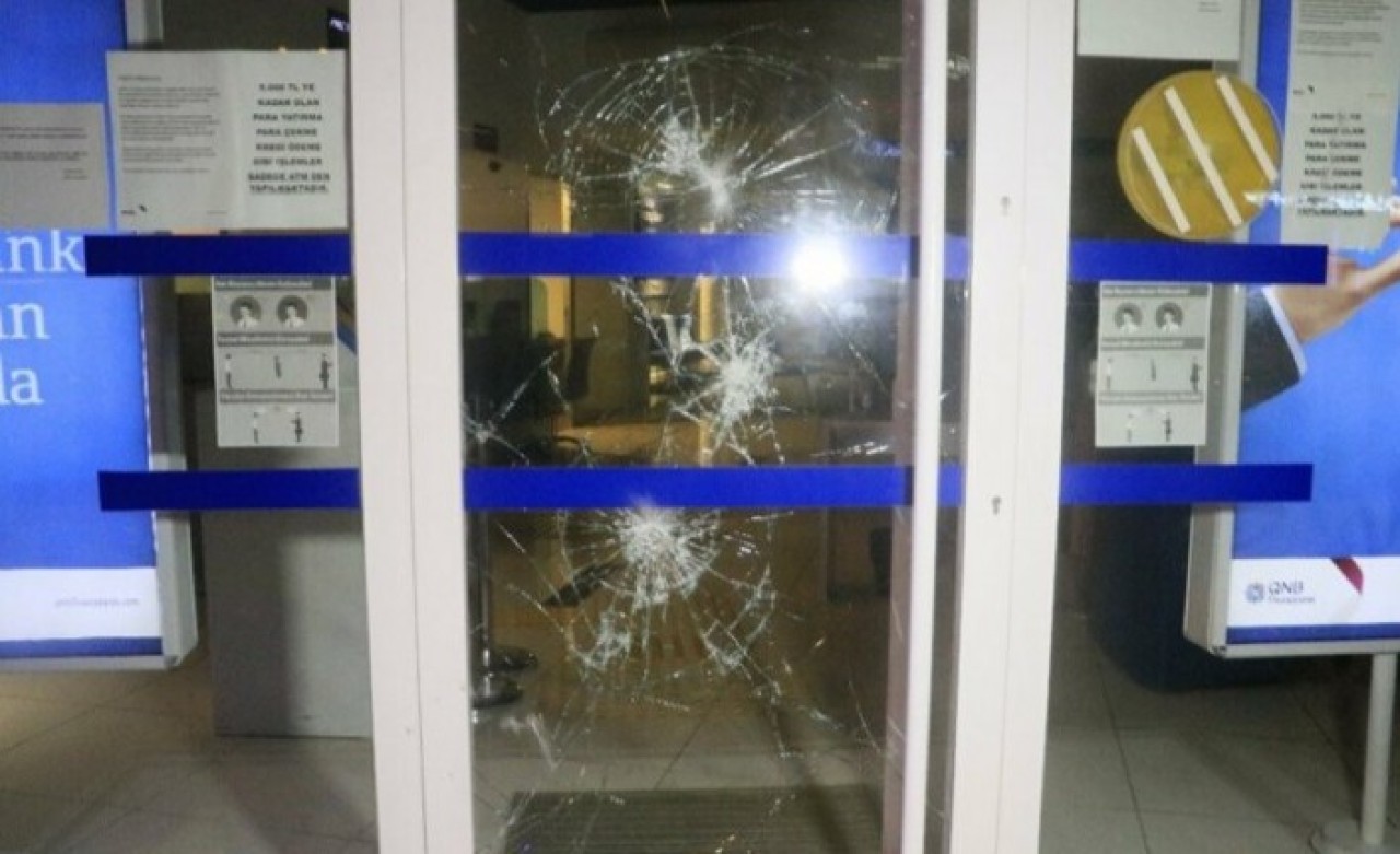 ATM,  kartını yuttu: Görevliye ulaşmak için banka şubesinin camını kırdı