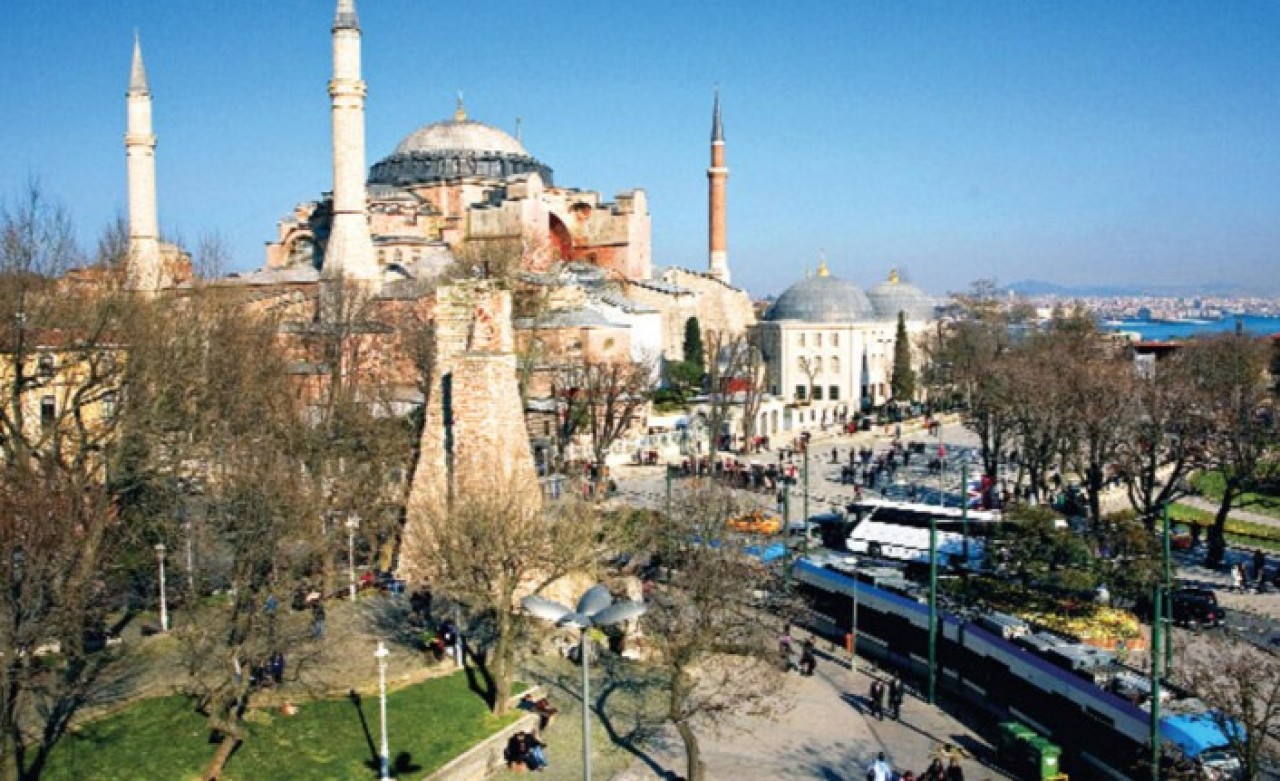 Ayasofya'daki Cuma Namazı izdihamını önlemek için tramvay seferleri durduruldu