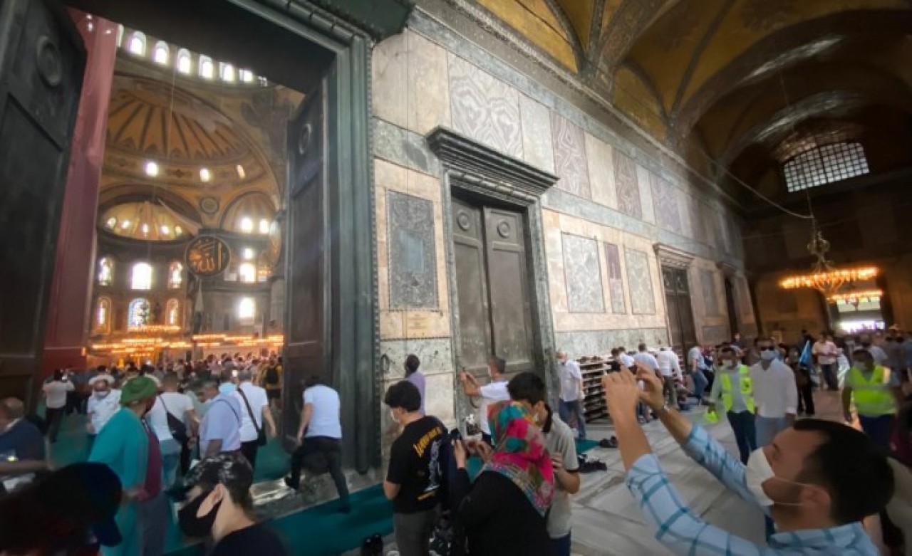 Ayasofya'ya giden herkes telefona sarılıp onun fotoğrafını çekiyor: 'Gli'ye yoğun ilgi!