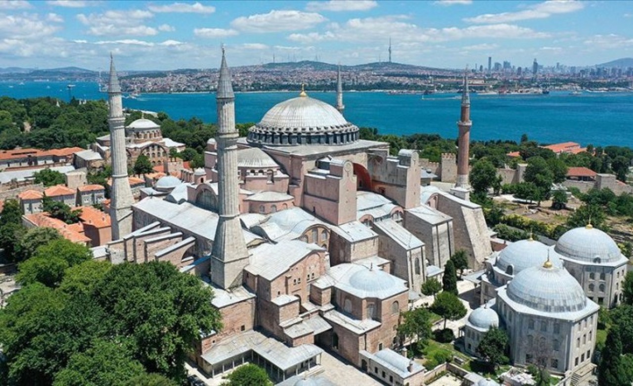 'Ayasofya'ya ait bazı eserler müzeye çevrilirken yapıdan uzaklaştırıldı'