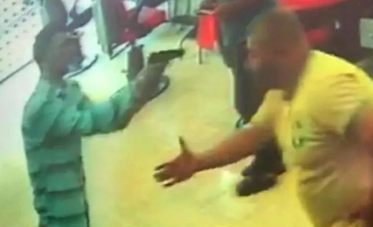 Berber Aytekin Kıyga tokalaşmak istediği müşterisi tarafından vuruldu