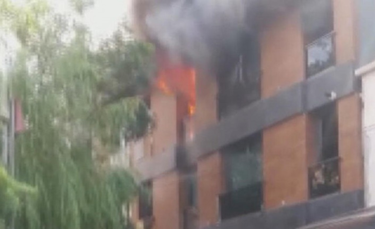 Beyoğlu'nda klima yangını: 4 katlı bina yanıyor