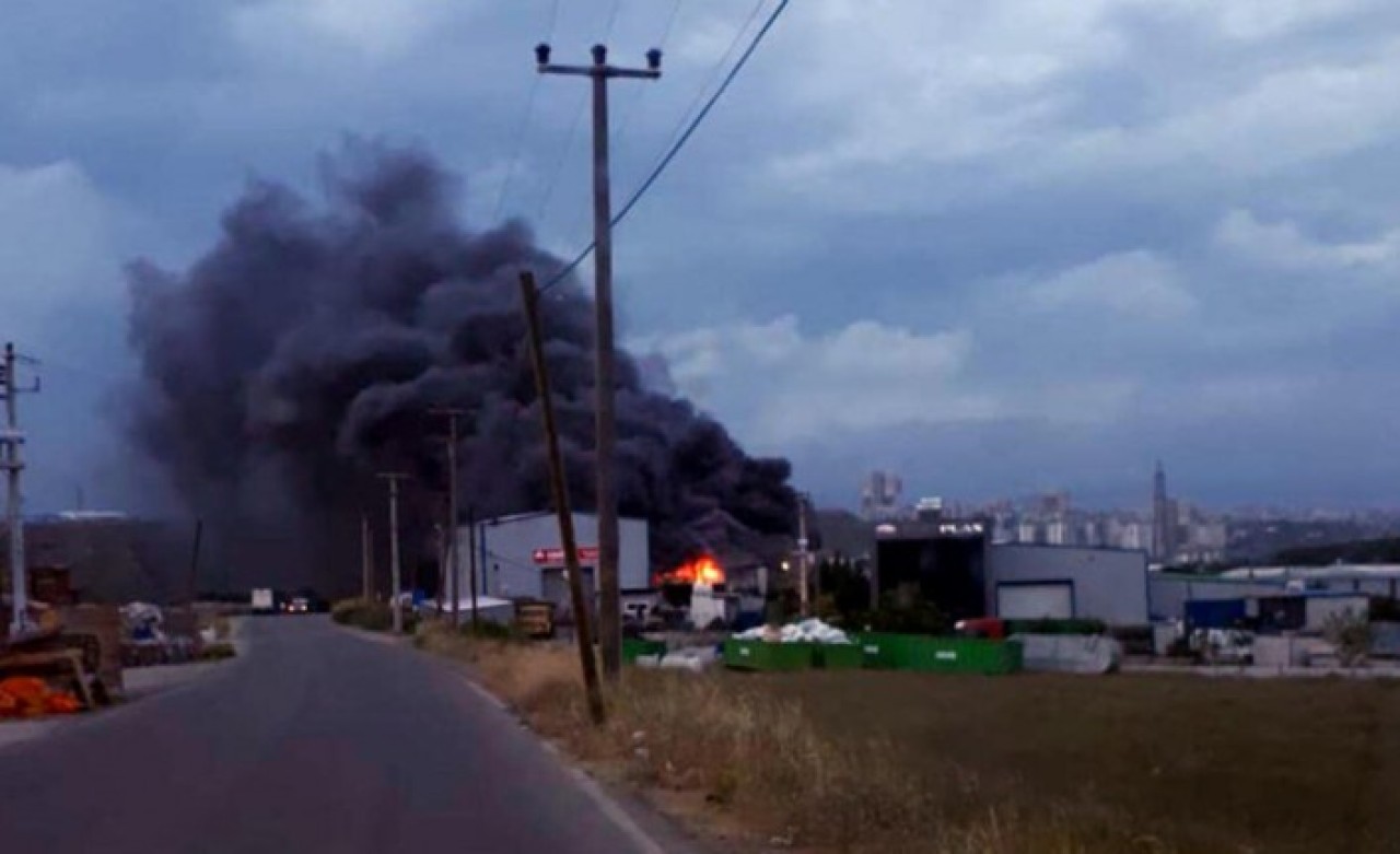 Bir yangın da Gebze'de: Fabrika alevler içinde