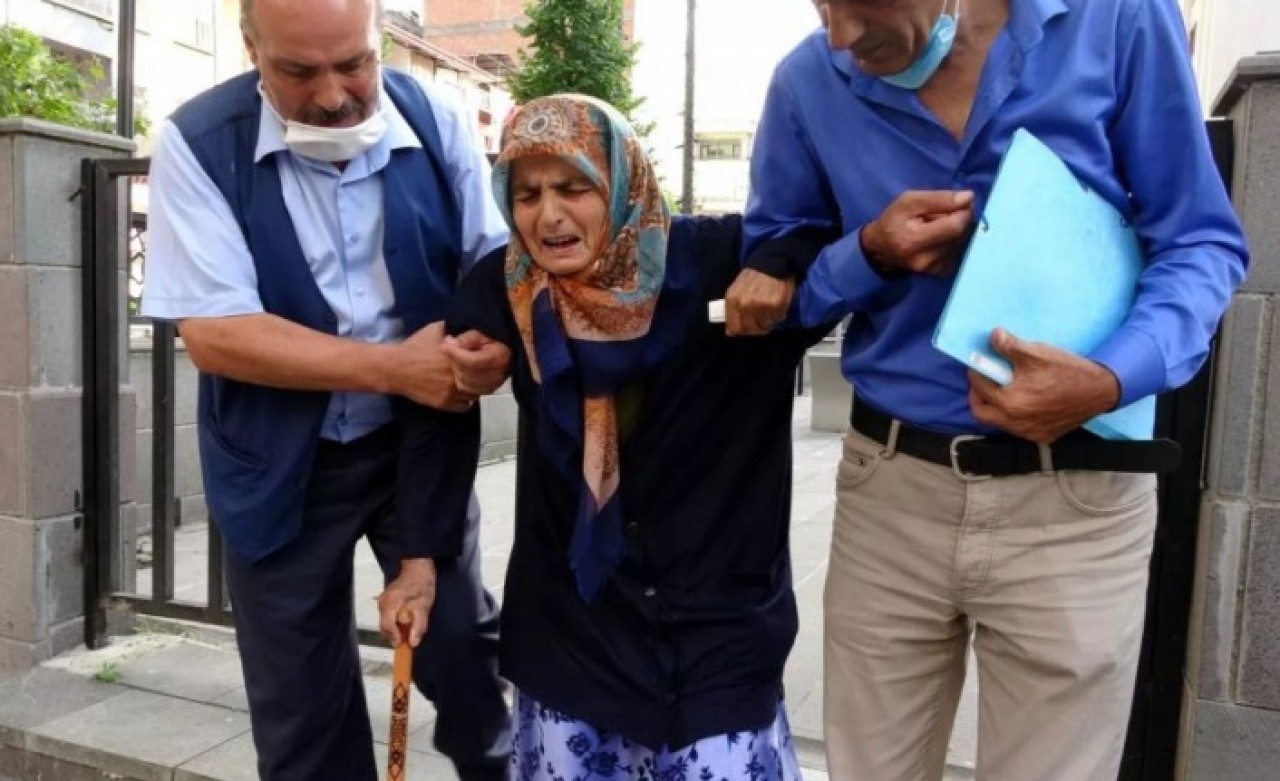 Bu nasıl evlat! 87 yaşındaki annesi Hidaye Durmuş'u dövüp sokağa attı