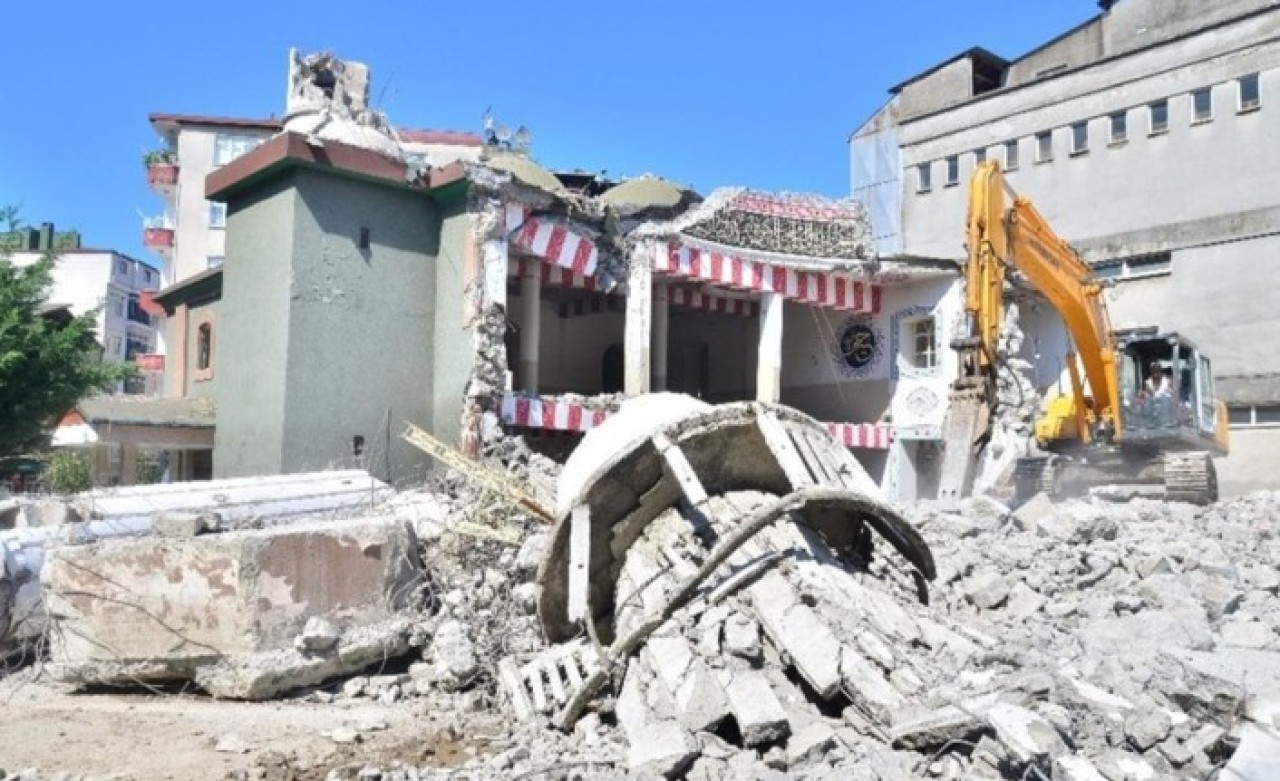 Cemaatin gitmek istemediği 64 yıllık cami yıkıldı!