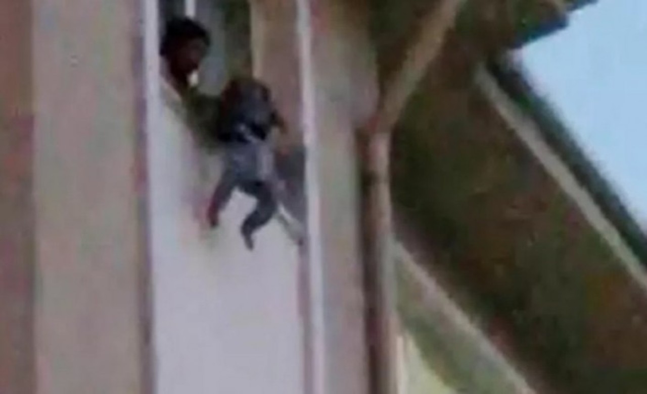 Çocuğunu 4. kattaki evin penceresinden sarkıtıp 'Atayım mı?' diye bağırdı