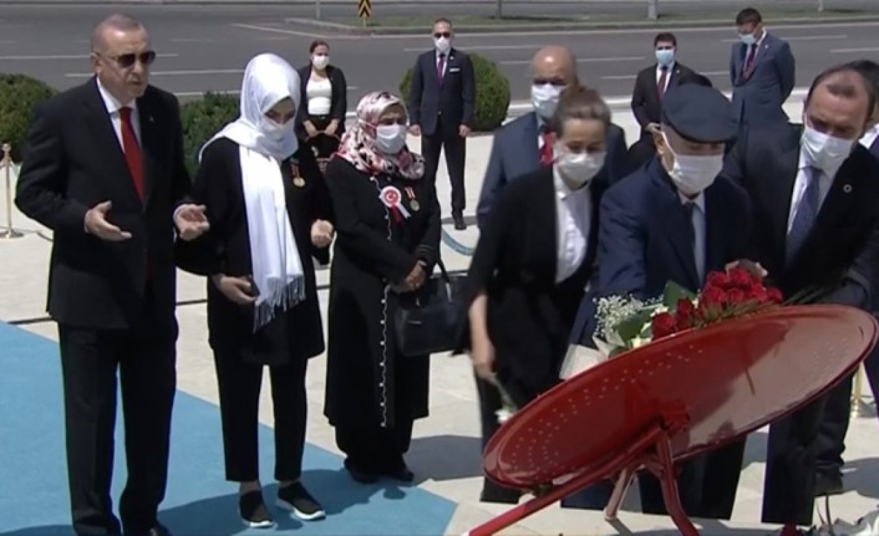 Cumhurbaşkanı Erdoğan,  Külliye'deki 15 Temmuz Anıtı'na çelenk bıraktı