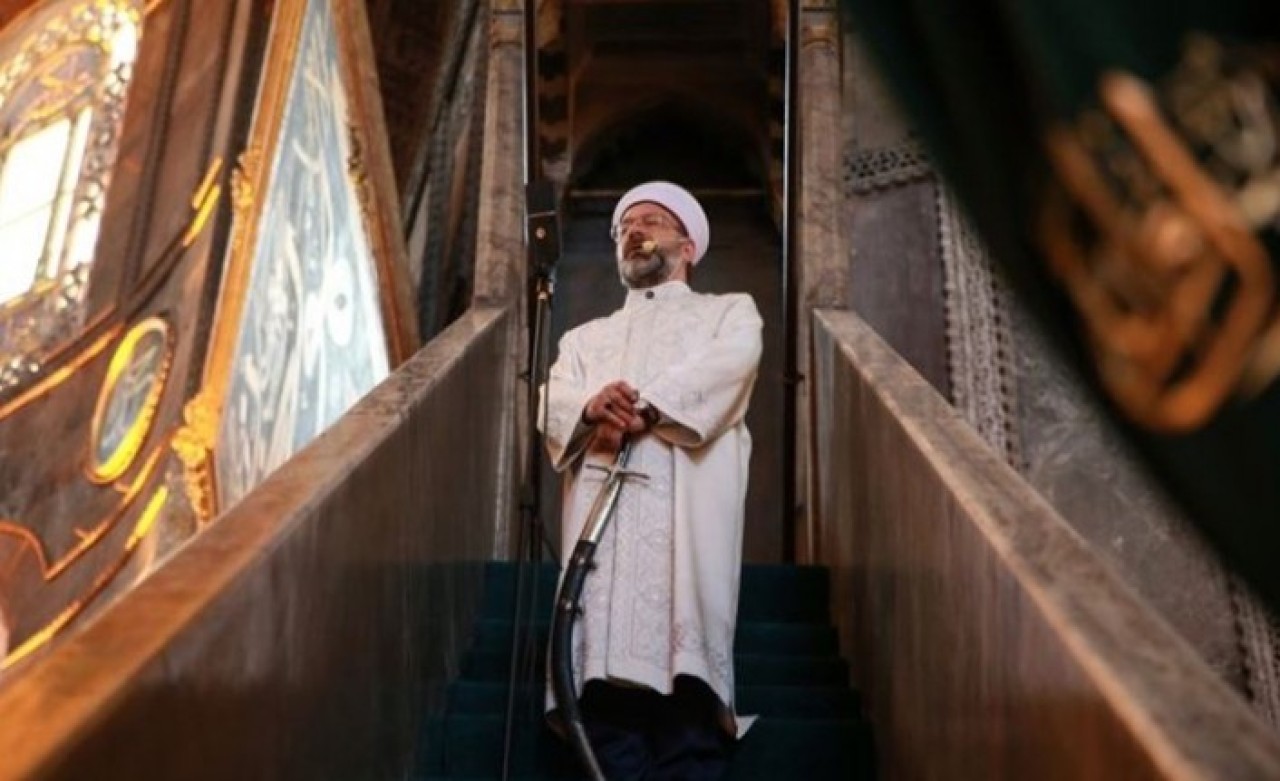 Diyanet İşleri Başkanı Ali Erbaş bayram hutbesine de kılıç ile çıktı