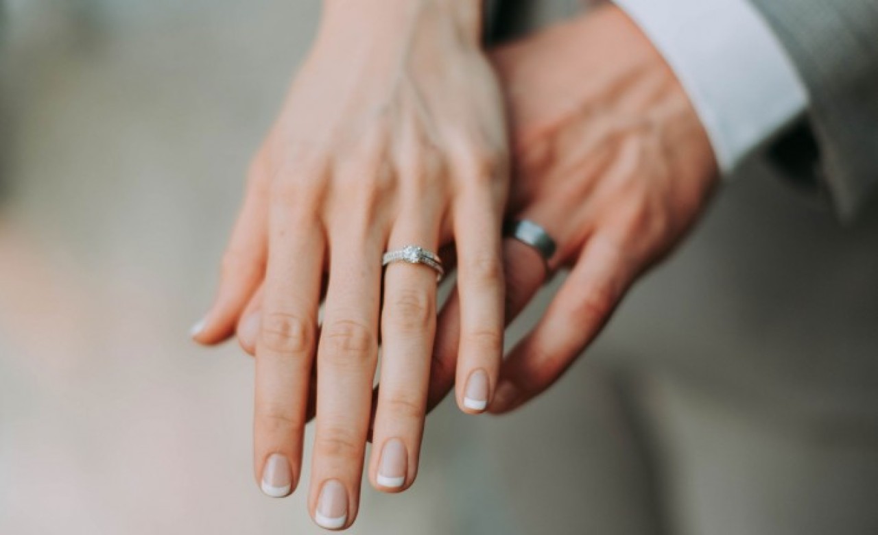 Diyanet: Nişan döneminde flört etmekten,  el ele tutuşmaktan uzak durmak gerekiyor