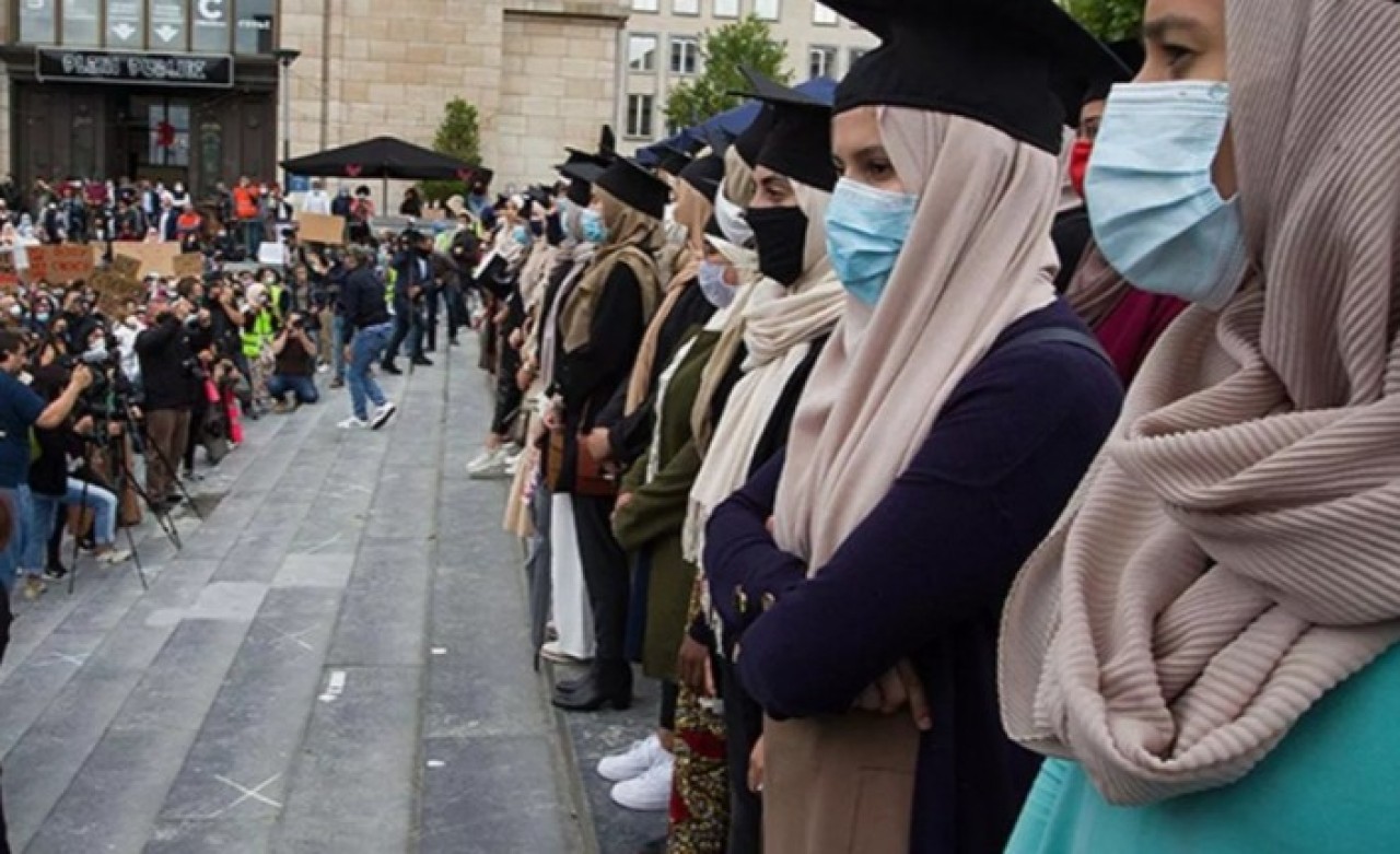 Fransa'da avukatlara başörtü yasağı