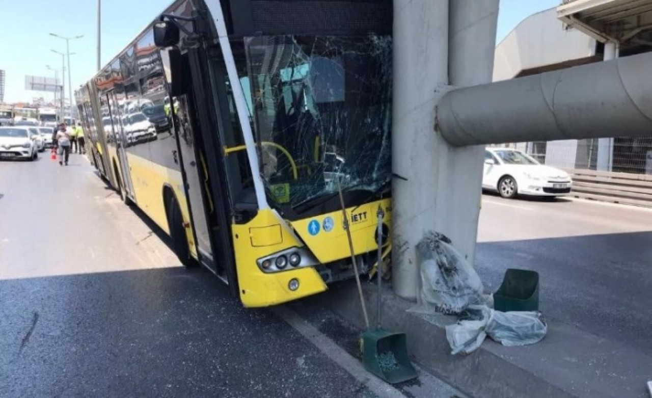 İETT otobüsü Beylikdüzü'nde köprü ayağına çarptı: Çok sayıda yaralı var