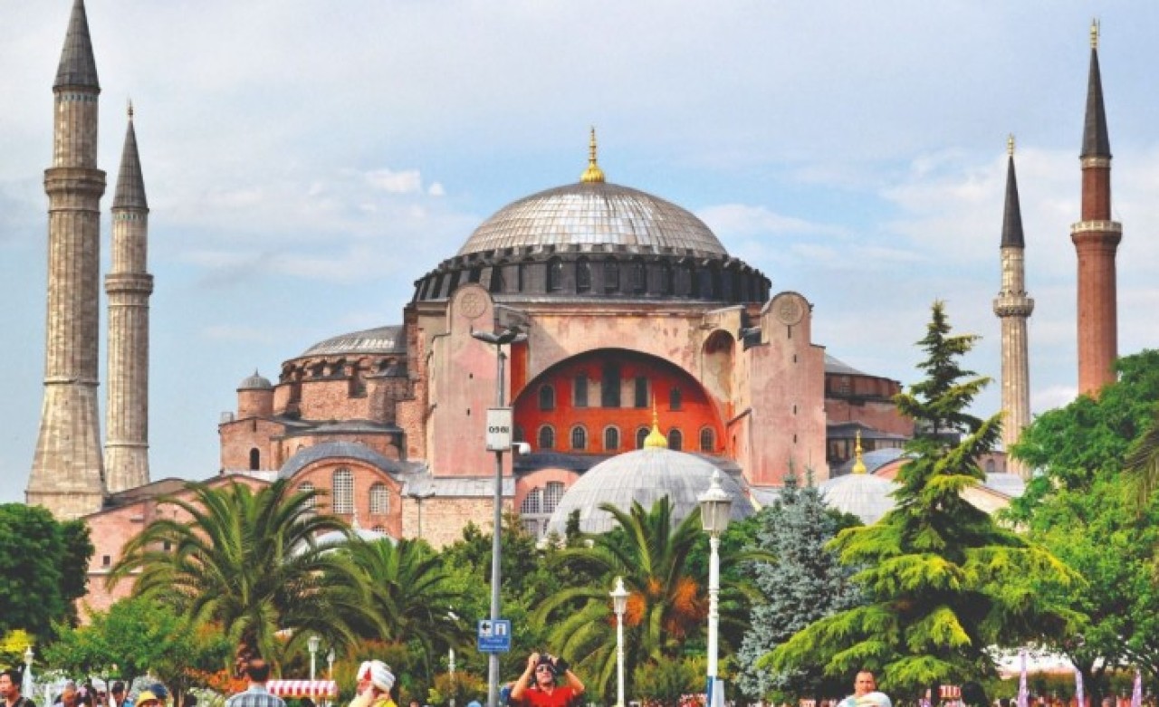 İstanbul Valisi,  Ayasofya'da ilk namazı kılamayacağı için üzülenlere müjdeyi verdi!