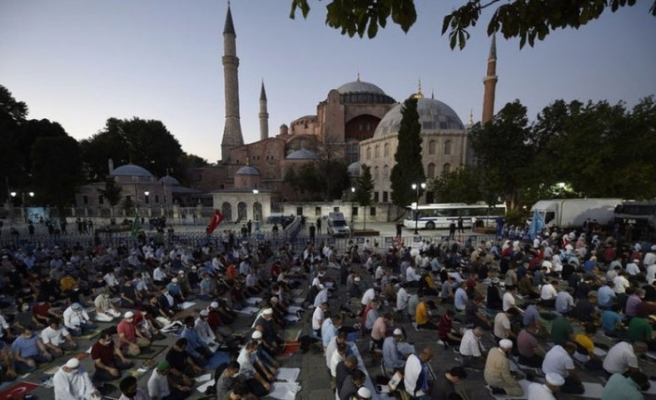 Kalabalık artıyor: Binlerce kişi Ayasofya'ya akıyor!