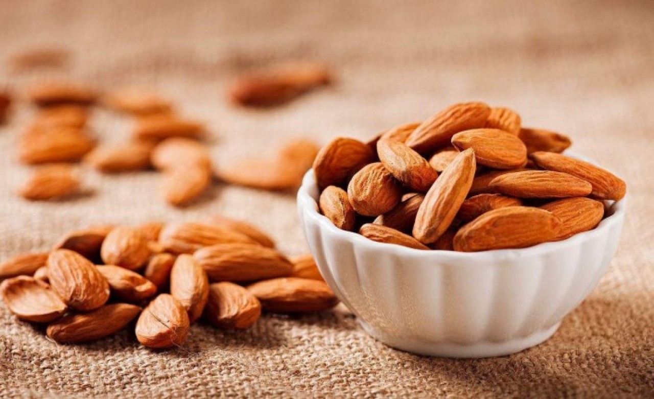 Kilo vermek ve sağlık istiyoruz madem,  bolca yiyelim badem!